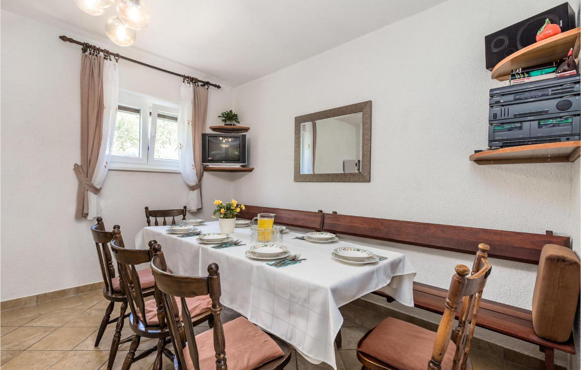 4 Bedroom Awesome Apartment In Sveti Juraj Exterior foto